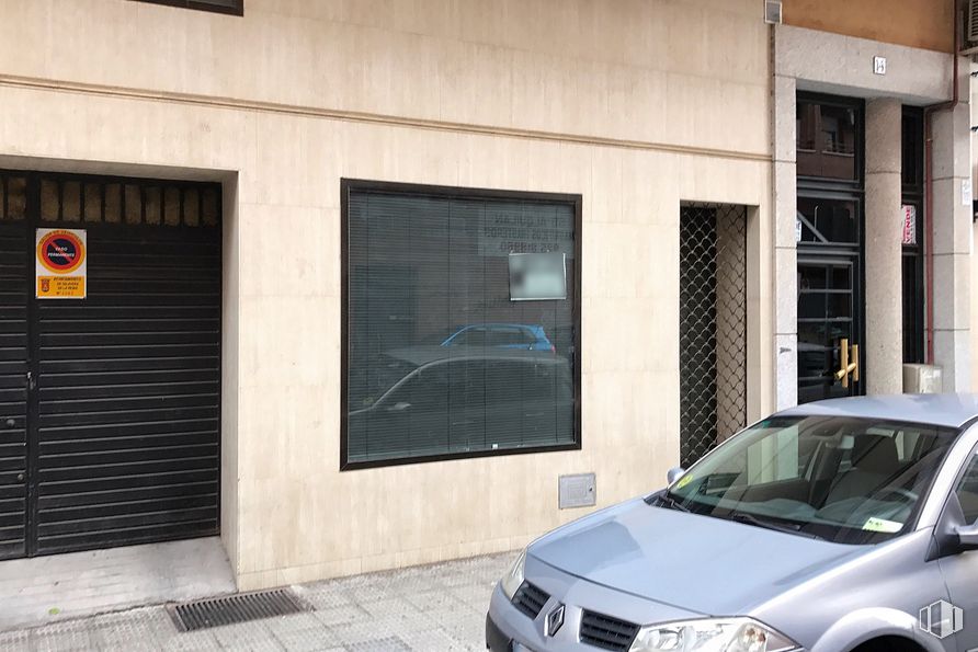 Retail for sale at Paseo Muelle, 14, Talavera de la Reina, Toledo, 45600 with car, window, vehicle, vehicle registration plate, tire, white, hood, automotive lighting, grille and motor vehicle around