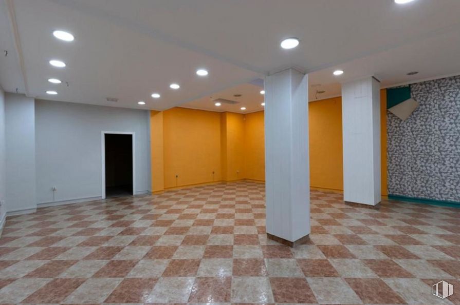 Retail for sale at Centro, Cuenca, 16004 with property, tile flooring, hall, fixture, interior design, architecture, flooring, floor, material property and real estate around