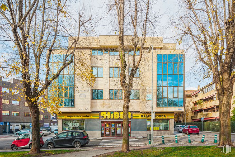 Oficina en venta en Calle Puerto de los Leones, 2, Majadahonda, Madrid, 28220 con coche, edificio, ventana, rueda, vehículo terrestre, neumático, planta, vehículo, árbol y cielo alrededor