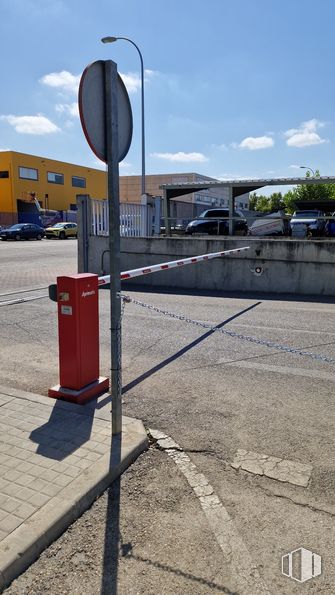 Industrial for sale at Calle San Erasmo, 42, Villaverde, Madrid, 28021 with cloud, sky, road surface, asphalt, car, building, road, gas, city and parking around