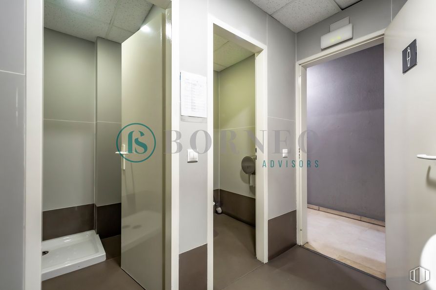 Industrial for rent at Edificio Novosur, Avenida Rosales, 42, Villaverde, Madrid, 28041 with property, plumbing fixture, door, fixture, bathroom, building, floor, line, wall and automotive exterior around