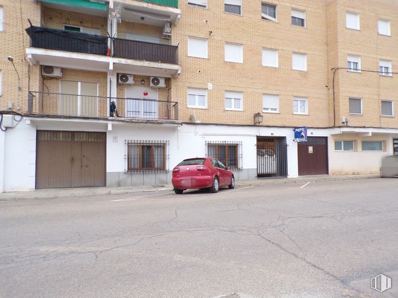 Retail for sale at Calle Convento, Tembleque, Toledo, 45780 with car, building, window, door, automotive parking light, vehicle, tire, architecture, residential area and neighbourhood around