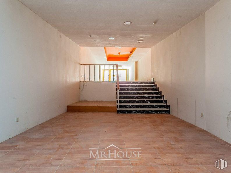 Local en venta en Calle Marquesa Viuda de Aldama, Alcobendas, Madrid, 28100 con madera, suelo, hall, escaleras, suelos, accesorio, suelo de baldosas, simetría, madera dura y tinte para madera alrededor