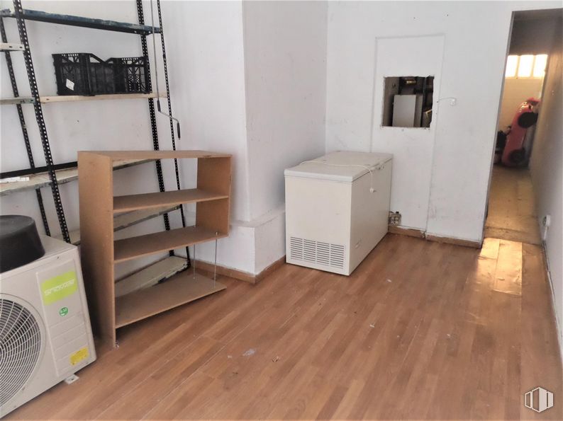 Local en alquiler y venta en Calle Huesca, Móstoles, Madrid, 28938 con estantería, ebanistería, electrodoméstico, madera, interiorismo, estantería, suelos, estante, suelo y casa alrededor