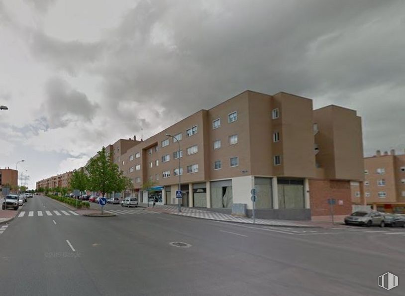 Retail for sale at Zona Sur, Cuenca, 16004 with building, car, cloud, sky, street light, road surface, window, asphalt, wheel and urban design around