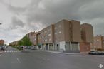 Retail for sale at Zona Sur, Cuenca, 16004 with building, car, cloud, sky, street light, road surface, window, asphalt, wheel and urban design around