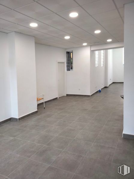 Retail for rent at Plaza Constitución, 11, Santa Cruz de la Zarza, Toledo, 45370 with architecture, fixture, flooring, floor, hall, material property, ceiling, wood, art and event around