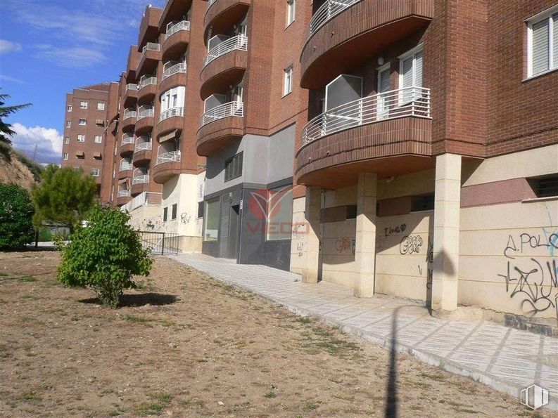 Retail for sale & for rent at Zona Avenida Rey Juan Carlos I, Cuenca, 16004 with window, building, plant, property, sky, cloud, urban design, tree, neighbourhood and road surface around