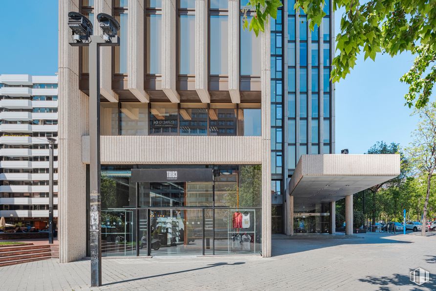 Oficina en alquiler en Edificio Cuzco IV, Paseo Castellana, 141, Tetuán, Madrid, 28046 con edificio, propiedad, árbol, cielo, planta, diseño urbano, condominio, bloque de torre, fachada y material compuesto alrededor