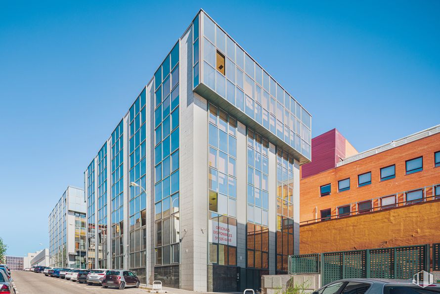 Office for rent at Calle Foronda, 4, Fuencarral - El Pardo, Madrid, 28034 with building, car, sky, window, wheel, street light, urban design, condominium, tower block and facade around