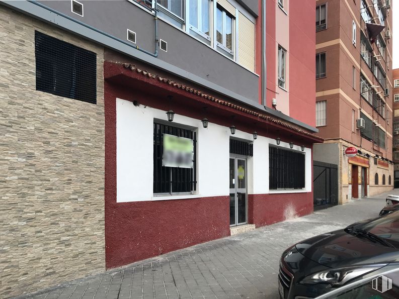 Local en alquiler y venta en Calle Canarias, 8, Fuenlabrada, Madrid, 28945 con coche, ventana, edificio, puerta, iluminación automotriz, ladrillo, barrio, vehículo, diseño urbano y propiedad material alrededor