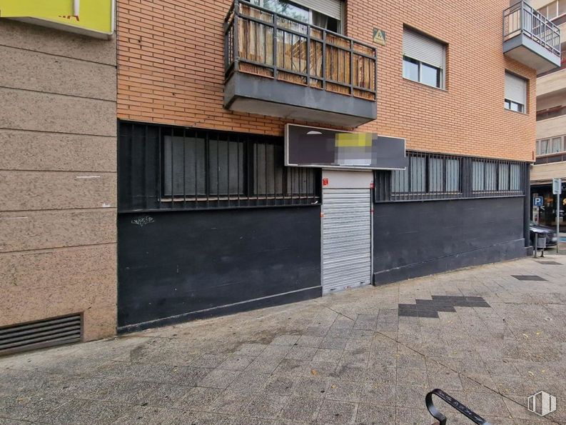 Retail for sale at Calle Federico Marín, Valdemoro, Madrid, 28340 with window, property, road surface, brick, building, brickwork, asphalt, wood, fixture and urban design around