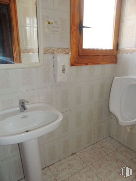 Retail for sale at Calle Felipe Solano Antelo, 16, Guadalajara, 19002 with sink, window, toilet, mirror, brown, property, plumbing fixture, tap, bathroom sink and fixture around