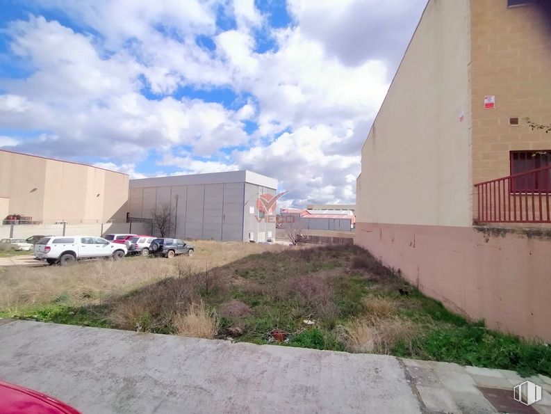 Land for sale at Calle Albañiles, Cuenca, 16003 with car, house, building, window, cloud, sky, plant, tire, wheel and land lot around