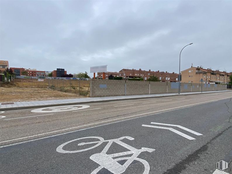 Land for sale at Parque fluvial del Henares, Guadalajara, 19004 with building, street light, cloud, sky, road surface, bicycle, asphalt, tar, thoroughfare and public space around