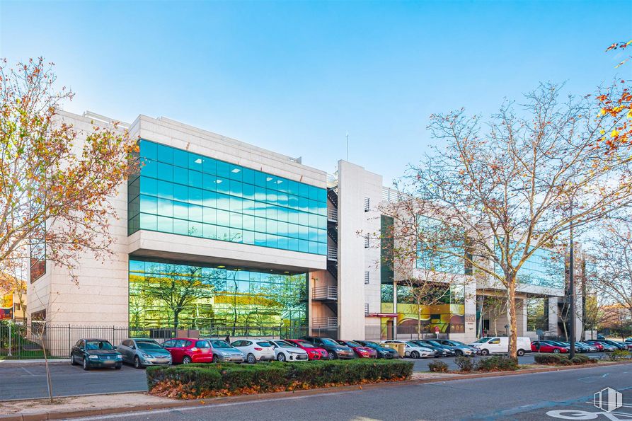 Oficina en alquiler y venta en Avenida Tenerife, 2, San Sebastián de los Reyes, Madrid, 28700 con coche, cielo, planta, durante el día, propiedad, edificio, rueda, arquitectura, árbol y diseño urbano alrededor