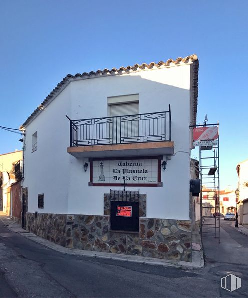 Retail for rent at Calle Miradero, 11, Villaluenga de la Sagra, Toledo, 45520 with window, house, sky, building, plant, asphalt, residential area, facade, gas and tree around