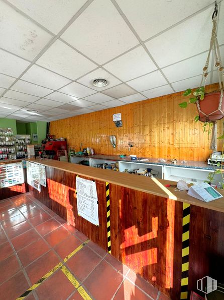 Retail for rent at Pasaje Campiña, Azuqueca de Henares, Guadalajara, 19200 with wood, interior design, orange, building, floor, flooring, ceiling, hardwood, kitchen and cabinetry around