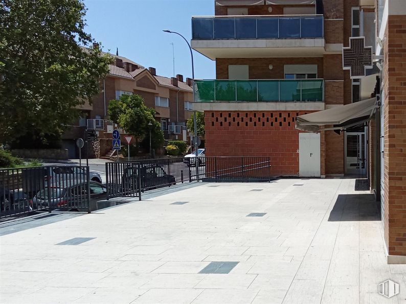 Local en alquiler y venta en Calle Julián Berrendero, 14, San Agustín del Guadalix, Madrid, 28750 con edificio, planta, ventana, superficie de la carretera, diseño urbano, cielo, árbol, condominio, barrio y asfalto alrededor