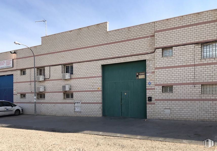 Industrial for sale at Calle Seoane, 14, Yeles, Toledo, 45220 with door, car, building, window, automotive parking light, tire, sky, wheel, automotive tire and street light around