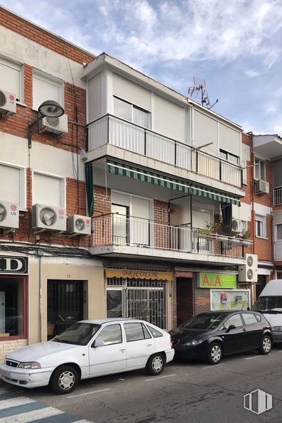 Retail for sale at Calle Santo Tomás de Aquino, 35, Parla, Madrid, 28980 with car, wheel, building, automotive parking light, tire, land vehicle, cloud, sky, vehicle and property around