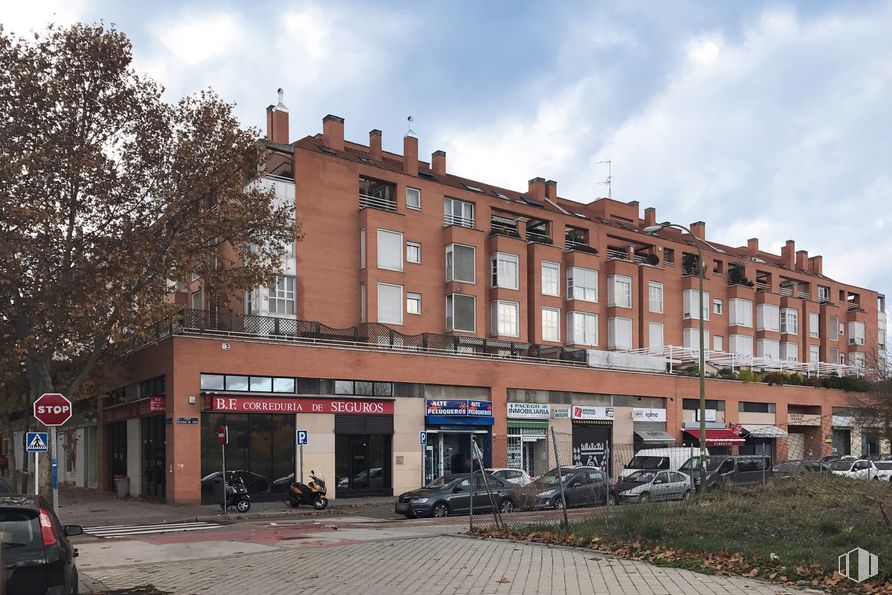 Local en venta en Calle Alegría de Oria, 49, San Blas - Canillejas, Madrid, 28027 con edificio, coche, rueda, nube, vehículo terrestre, cielo, neumático, planta, ventana y vehículo alrededor