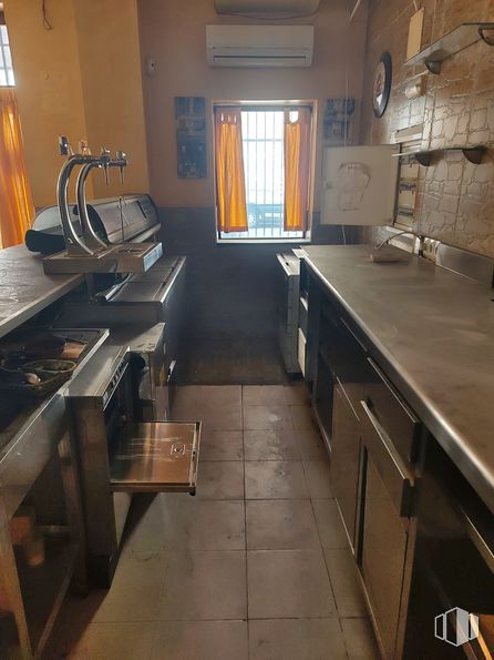 Local en venta en Calle Arijales, Parla, Madrid, 28980 con ebanistería, ventana, propiedad, grifo, fregadero, cocina, madera, fregadero, encimera y interiorismo alrededor