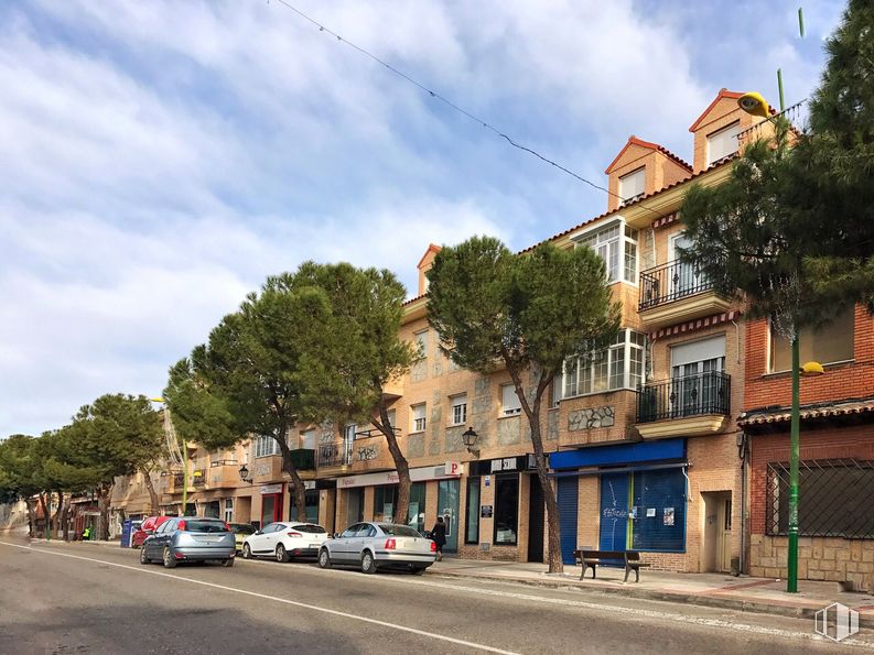 Retail for sale & for rent at Calle Real, 84, Yuncos, Toledo, 45210 with car, building, sky, cloud, land vehicle, property, vehicle, infrastructure, tree and street light around