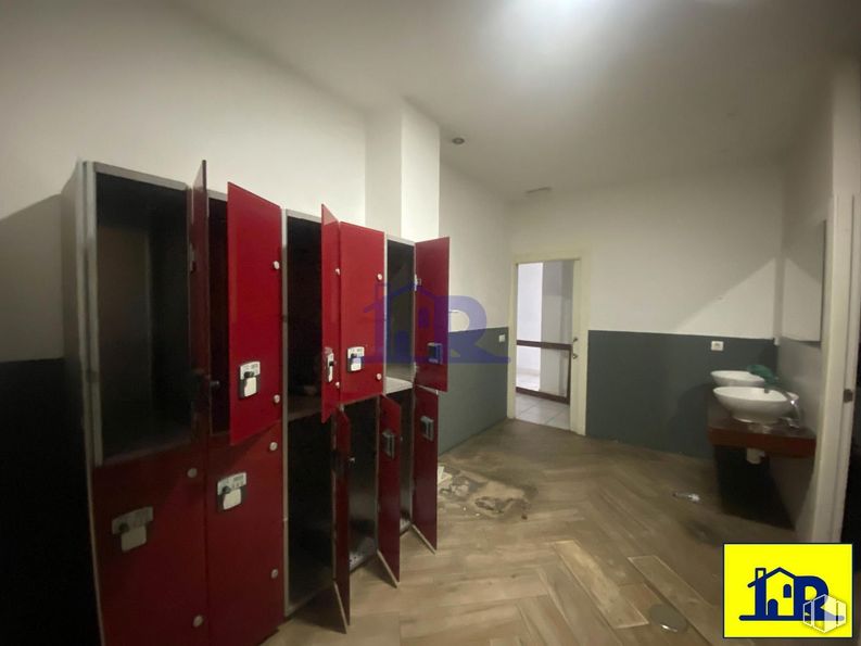 Retail for rent at Centro urbano, Cuenca, 16002 with wardrobe, cupboard, door, cabinetry, interior design, wood, floor, flooring, house and building around