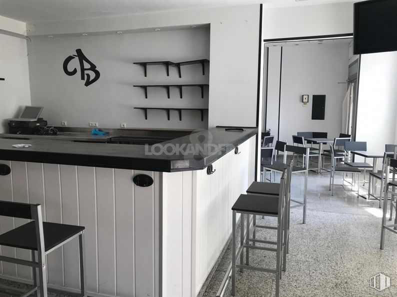 Retail for rent at Centro urbano, Talavera de la Reina, Toledo, 45600 with cabinetry, countertop, chair, furniture, building, kitchen stove, kitchen, flooring, floor and drawer around