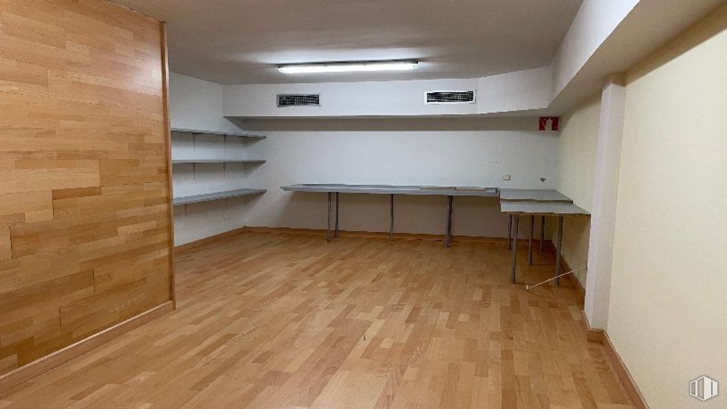 Local en venta en Paseo Guadalajara, 36, San Sebastián de los Reyes, Madrid, 28700 con mesa, escritorio, madera, pavimento, piso, pasillo, accesorio, tinte para madera, suelos laminados y edificio alrededor