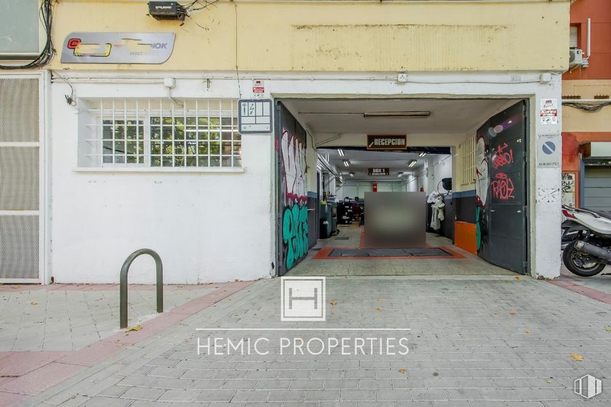 Local en venta en Zona Casa de Campo, Moncloa - Aravaca, Madrid, 28008 con ventana, motocicleta, neumático, rueda, accesorio, suelos, gas, edificio, neumático de automoción y asfalto alrededor