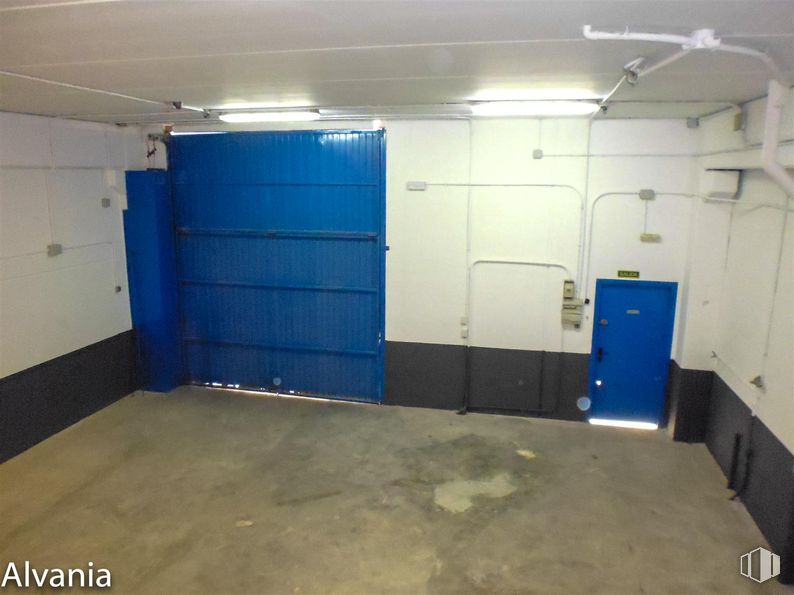 Nave en alquiler en Polígono Urtinsa, Alcorcón, Madrid, 28923 con puerta, lámpara, suelo, suelos, accesorio, gas, azul eléctrico, techo, máquina y evento alrededor