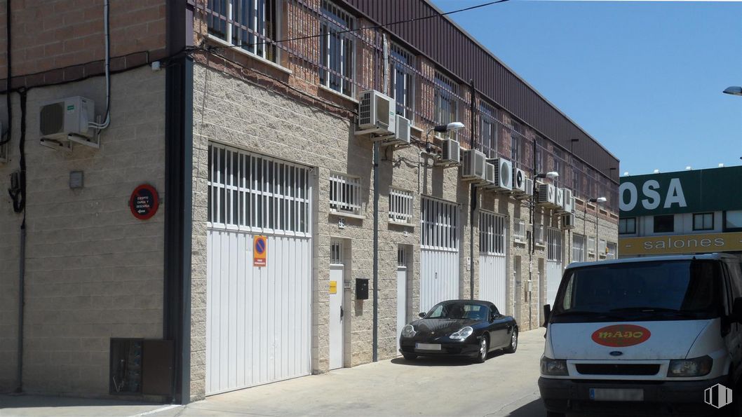 Nave en alquiler en Calle Valle de Tobalina, 52, Villaverde, Madrid, 28021 con coche, edificio, luz de estacionamiento, vehículo terrestre, vehículo, propiedad, ventana, cielo, rueda y matrícula del vehículo alrededor