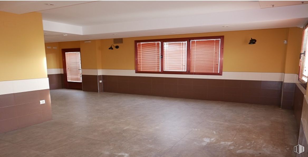 Local en venta en Calle Reverencia, Palazuelos de Eresma, Segovia, 40194 con suelos, suelo, madera, marrón, interiorismo, techo, tinte para madera, habitación, suelo de baldosas y azulejo alrededor