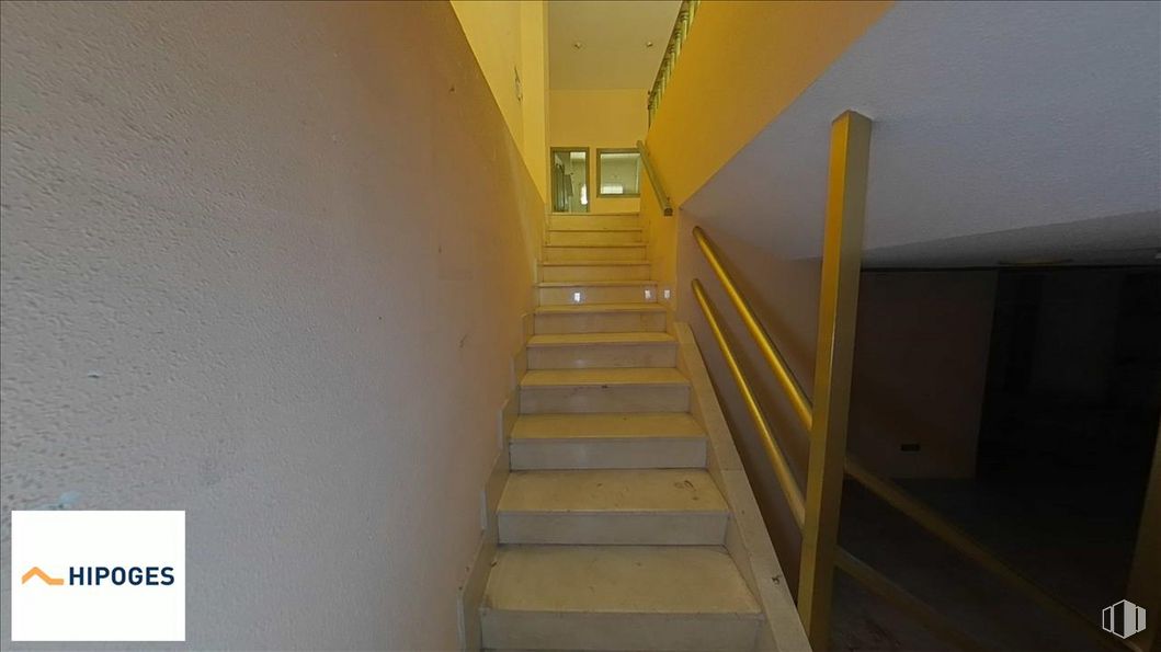 Local en venta en Travesía Colombia, Toledo, 45004 con escaleras, accesorio, madera, pintura, edificio, material compuesto, casa, techo, suelos y simetría alrededor