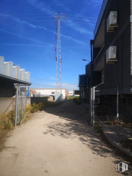 Nave en venta en Avenida Portugal, Móstoles, Madrid, 28935 con edificio, ventana, cielo, nube, planta, asfalto, superficie de la carretera, lote de terreno, diseño urbano y electricidad alrededor