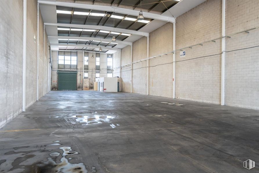 Industrial for sale at San Cristóbal, Villaverde, Madrid, 28021 with window, door, hall, wood, flooring, floor, fixture, concrete, building material and city around