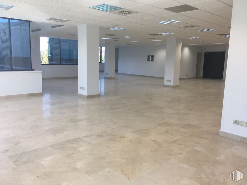 Office for rent at Edificio Europa I, Avenida Fuencarral, 24, Alcobendas, Madrid, 28108 with window, fixture, hall, flooring, tile flooring, floor, building material, wood, glass, building and ceiling around