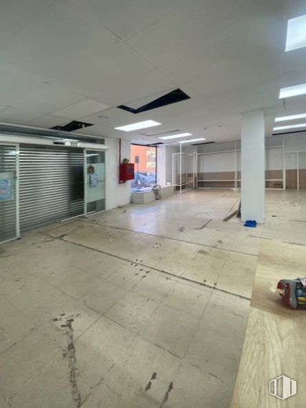 Local en alquiler en Calle Espada, Alcorcón, Madrid, 28921 con accesorio, piso, pasillo, suelo, aparcamiento, gas, suelo de baldosas, ciudad, material compuesto y hormigón alrededor