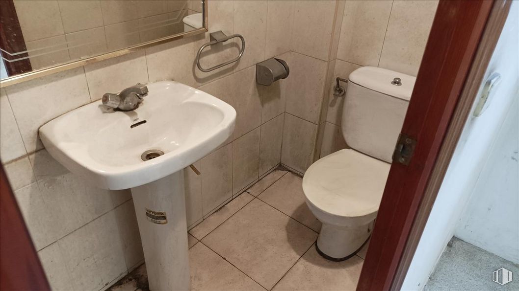 Retail for sale at Calle Esteban Domingo, Ávila, 05001 with toilet, sink, brown, tap, plumbing fixture, property, bathroom sink, bathroom, purple and fluid around