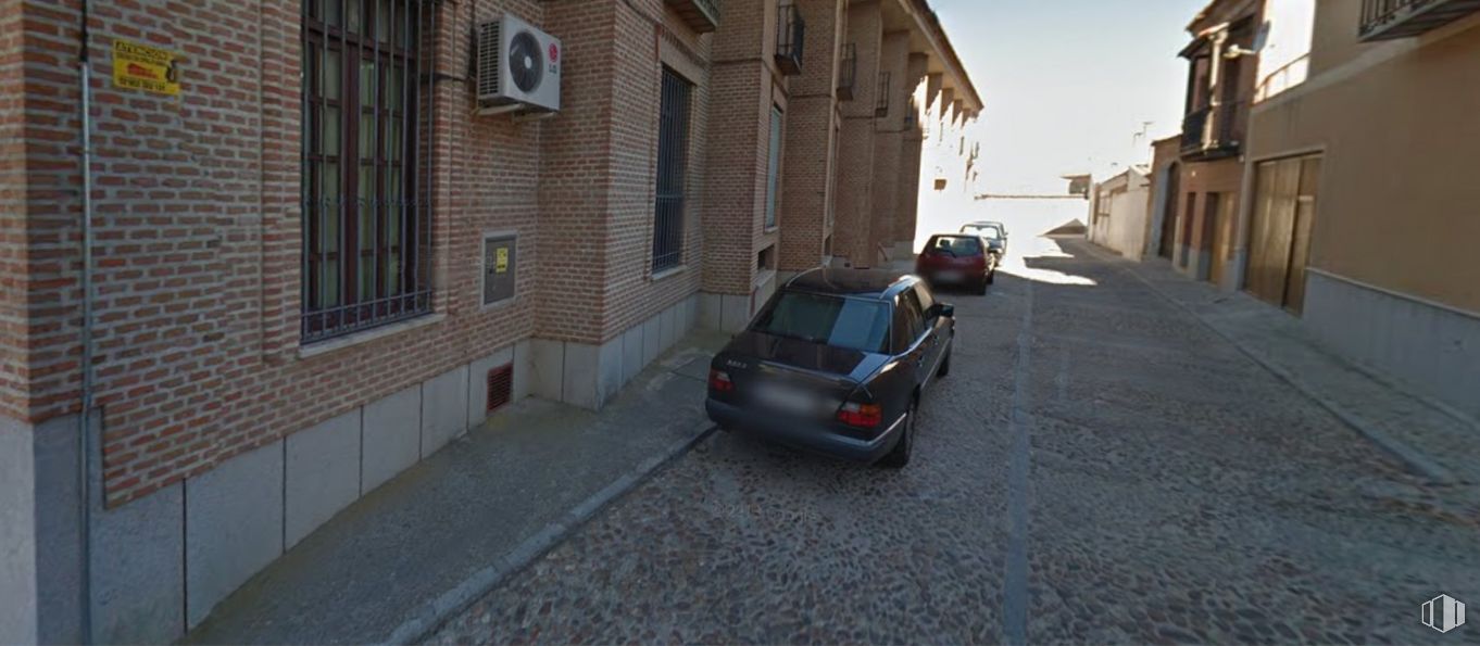 Retail for sale at Calle Manzana, Madrigal de las Altas Torres, Ávila, 05220 with car, window, automotive parking light, wheel, tire, building, vehicle, automotive lighting, automotive tail & brake light and automotive tire around