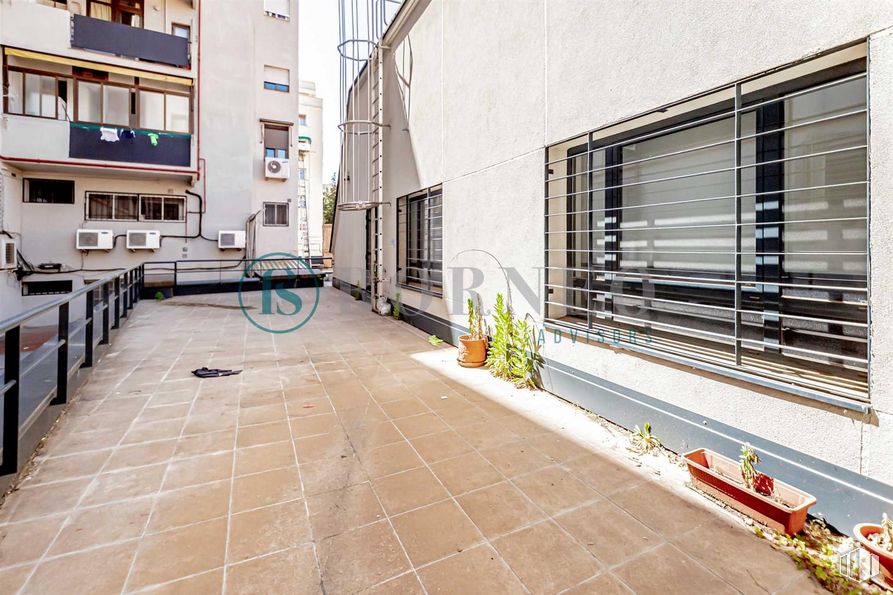 Oficina en venta en Calle Robledillo, 9, Chamberí, Madrid, 28003 con edificio, maceta, propiedad, ventana, planta, superficie de la carretera, arquitectura, madera, diseño urbano y suelos alrededor