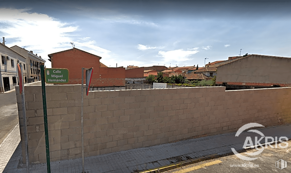 Land for sale at Calle Miguel Hernández, Bargas, Toledo, 45593 with building, cloud, sky, road surface, window, brick, asphalt, brickwork, house and composite material around