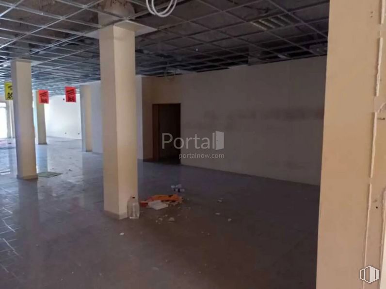 Retail for sale at Avenida Rey Juan Carlos I, Tarancón, Cuenca, 16400 with floor, flooring, hall, art, gas, ceiling, building, composite material, space and concrete around