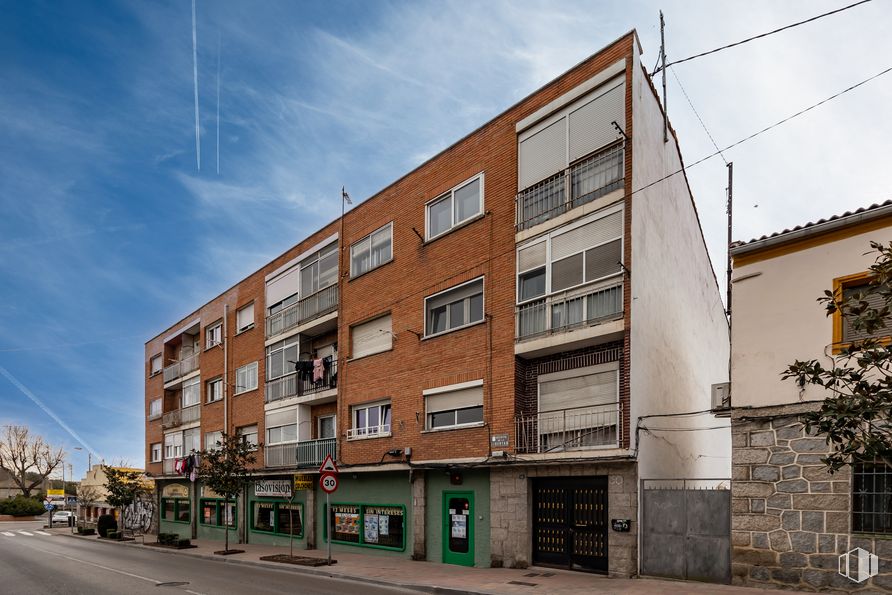 Local en venta en Avenida Libertad, 60, Colmenar Viejo, Madrid, 28770 con edificio, nube, cielo, ventana, diseño urbano, barrio, ladrillo, zona residencial, luz de la calle y pared alrededor