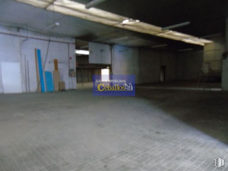 Industrial for sale at Calle Lepanto, Guadalajara, 19004 with floor, fixture, flooring, composite material, concrete, parking, building, gas, ceiling and asphalt around