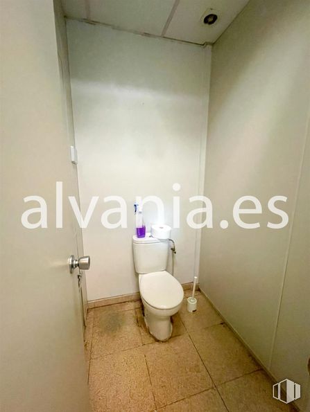 Industrial for sale at Zona San José de Valderas, Leganés, Madrid, 28918 with toilet, toilet seat, floor, plumbing fixture, flooring, plumbing, bathroom, household hardware, tile and bidet around