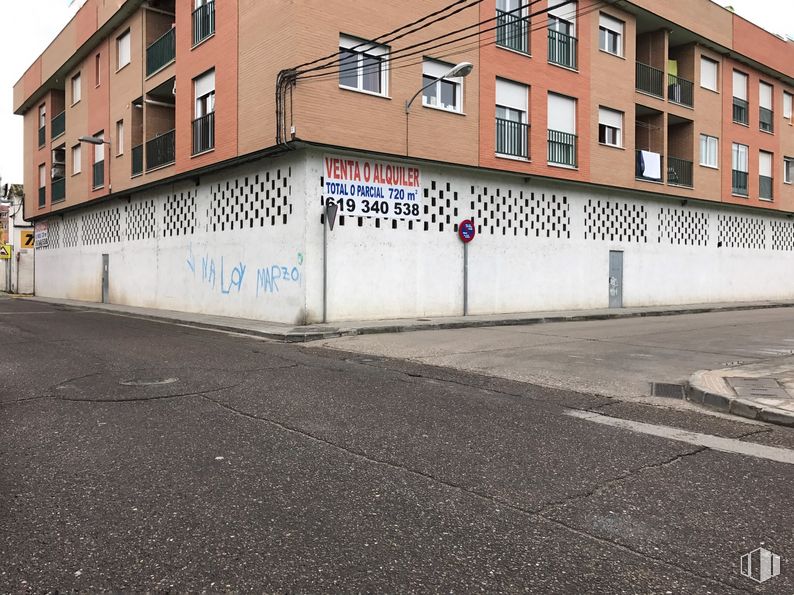 Retail for sale & for rent at Calle San Joaquín, 2, Talavera de la Reina, Toledo, 45600 with building, window, asphalt, house, road surface, residential area, real estate, urban design, facade and city around