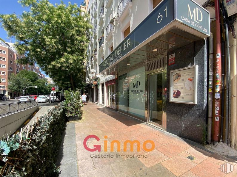 Retail for sale at Calle Diego de León, Salamanca, Madrid, 28006 with building, plant, road surface, tree, window, sidewalk, urban design, neighbourhood, public space and facade around